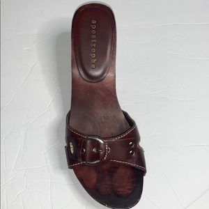 Apostrophe wooden clog
